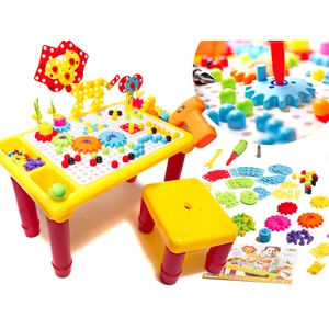 296 db -os csavarhúzó , építőkészlet székkel és asztallal